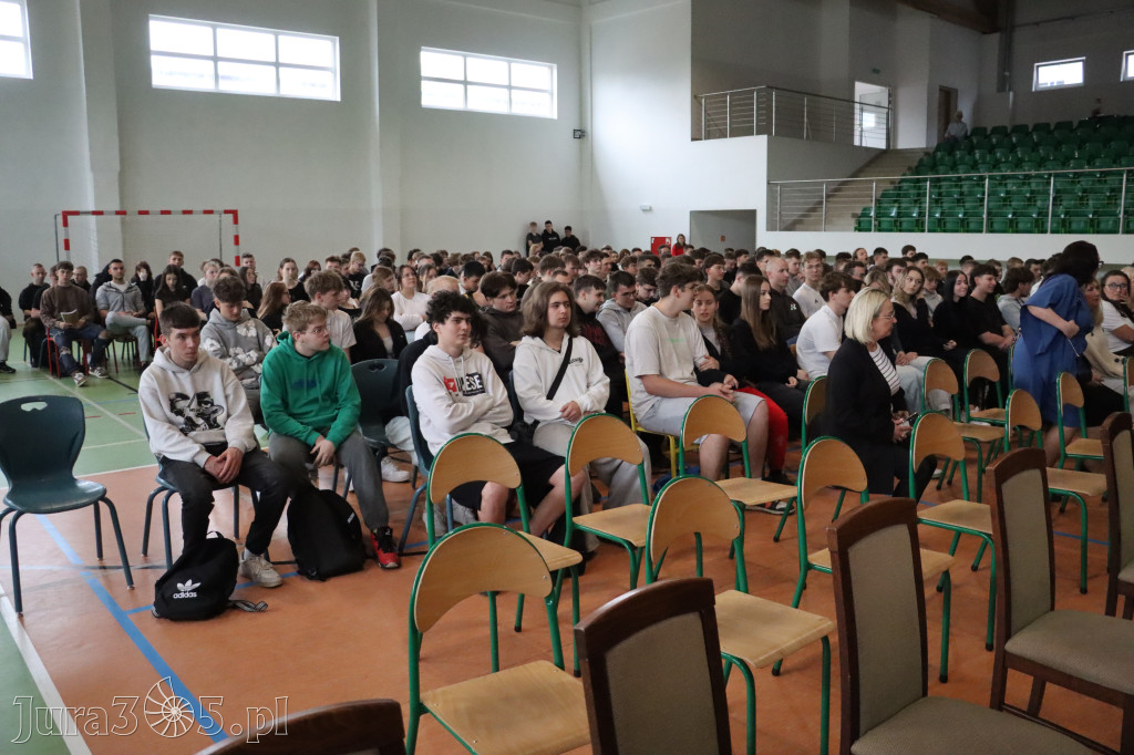 Fotorelacja: Pokaz Musztry Paradnej w wykonaniu uczniów Kwiatkowskiego w Myszkowie