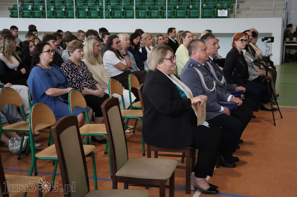 Fotorelacja: Pokaz Musztry Paradnej w wykonaniu uczniów Kwiatkowskiego w Myszkowie