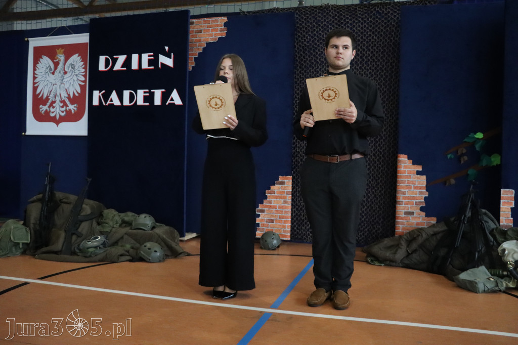 Fotorelacja: Pokaz Musztry Paradnej w wykonaniu uczniów Kwiatkowskiego w Myszkowie