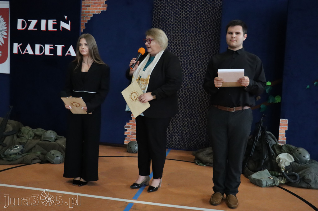 Fotorelacja: Pokaz Musztry Paradnej w wykonaniu uczniów Kwiatkowskiego w Myszkowie