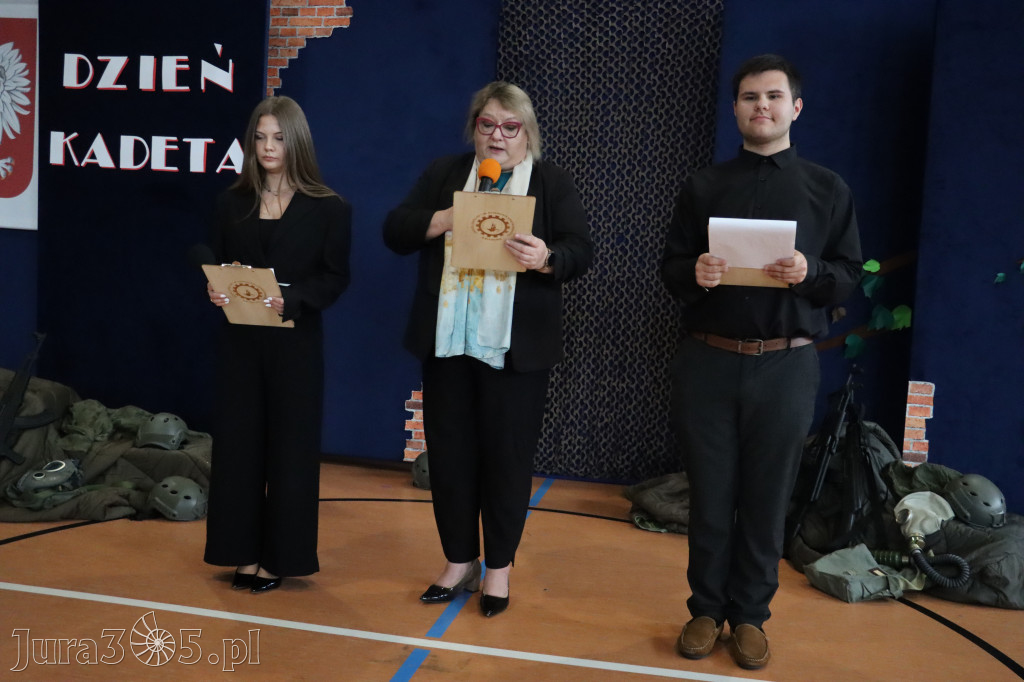 Fotorelacja: Pokaz Musztry Paradnej w wykonaniu uczniów Kwiatkowskiego w Myszkowie