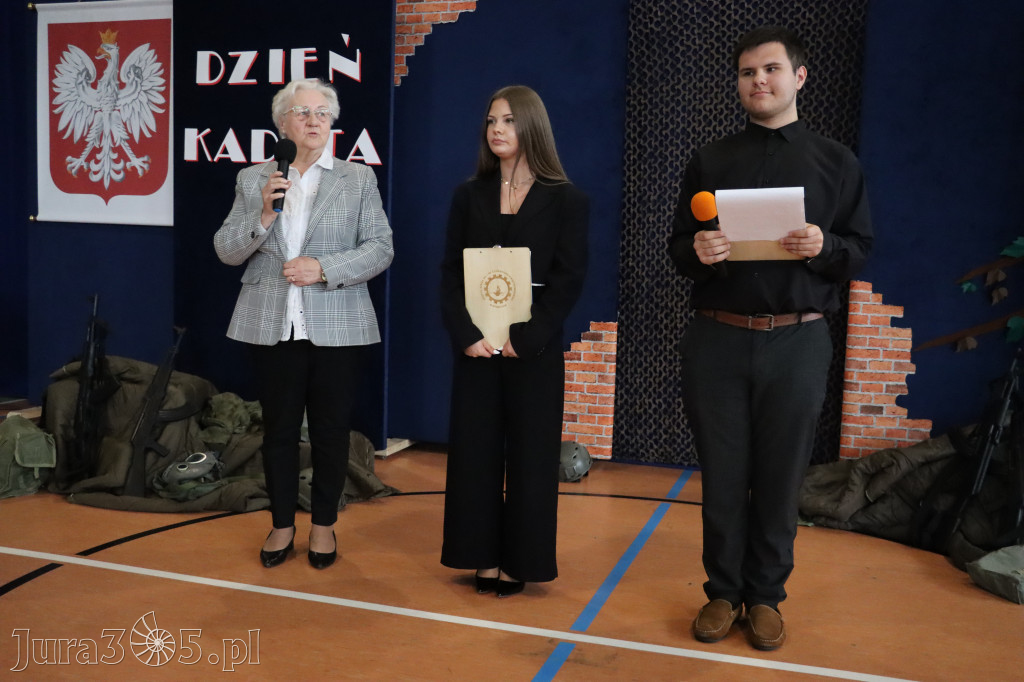 Fotorelacja: Pokaz Musztry Paradnej w wykonaniu uczniów Kwiatkowskiego w Myszkowie