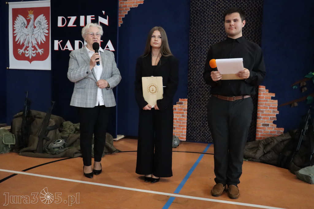 Fotorelacja: Pokaz Musztry Paradnej w wykonaniu uczniów Kwiatkowskiego w Myszkowie