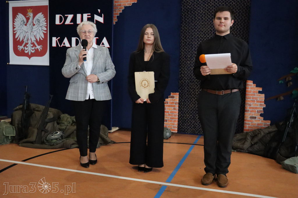 Fotorelacja: Pokaz Musztry Paradnej w wykonaniu uczniów Kwiatkowskiego w Myszkowie