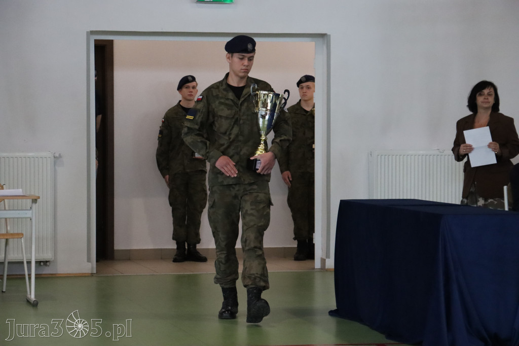 Fotorelacja: Pokaz Musztry Paradnej w wykonaniu uczniów Kwiatkowskiego w Myszkowie