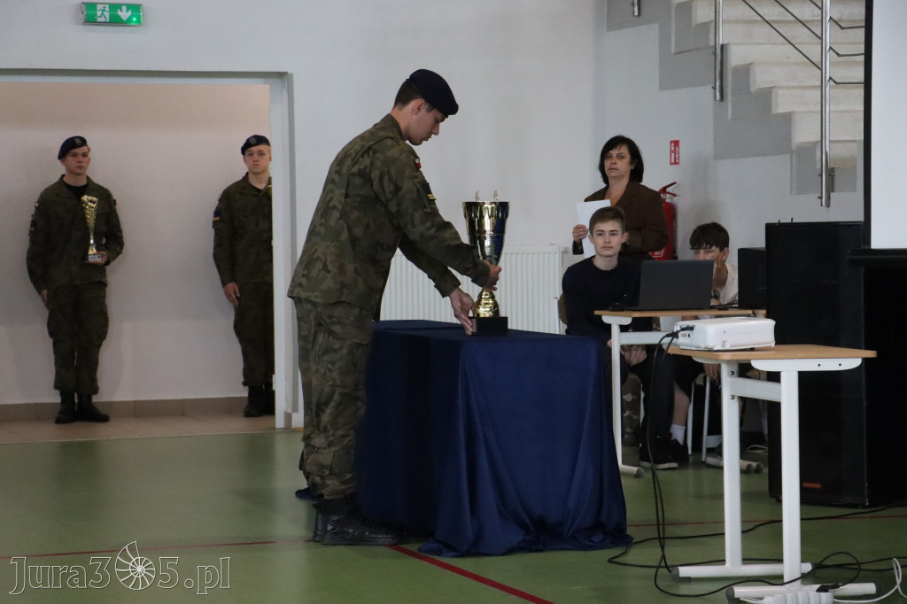 Fotorelacja: Pokaz Musztry Paradnej w wykonaniu uczniów Kwiatkowskiego w Myszkowie