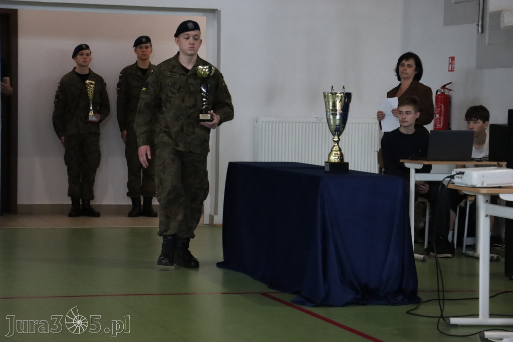 Fotorelacja: Pokaz Musztry Paradnej w wykonaniu uczniów Kwiatkowskiego w Myszkowie