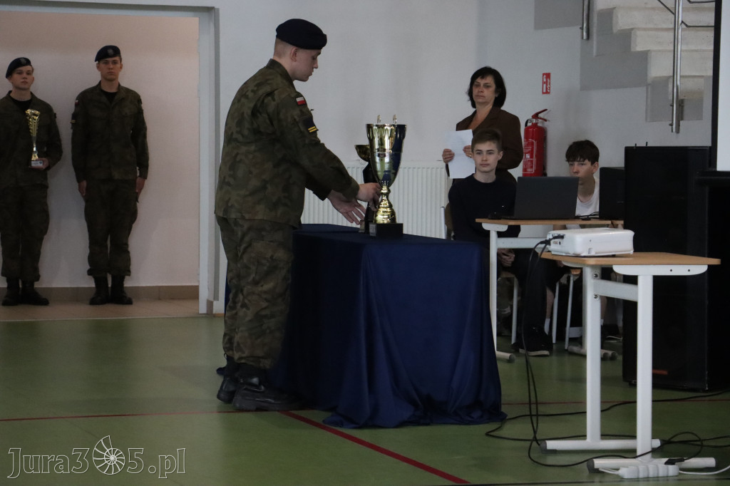 Fotorelacja: Pokaz Musztry Paradnej w wykonaniu uczniów Kwiatkowskiego w Myszkowie