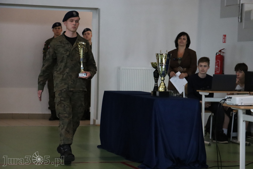 Fotorelacja: Pokaz Musztry Paradnej w wykonaniu uczniów Kwiatkowskiego w Myszkowie