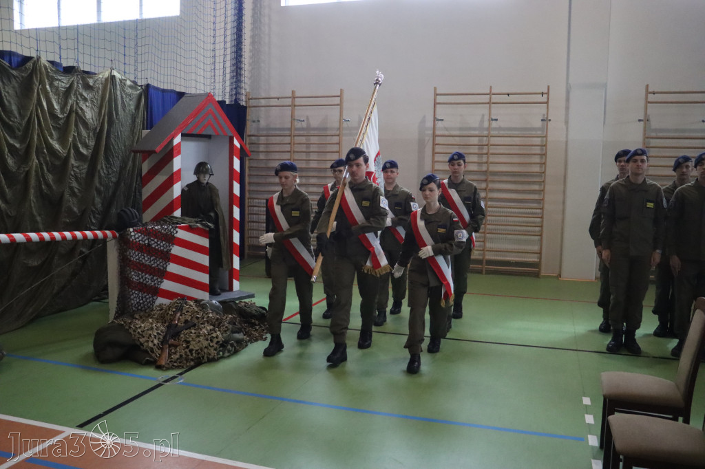 Fotorelacja: Pokaz Musztry Paradnej w wykonaniu uczniów Kwiatkowskiego w Myszkowie