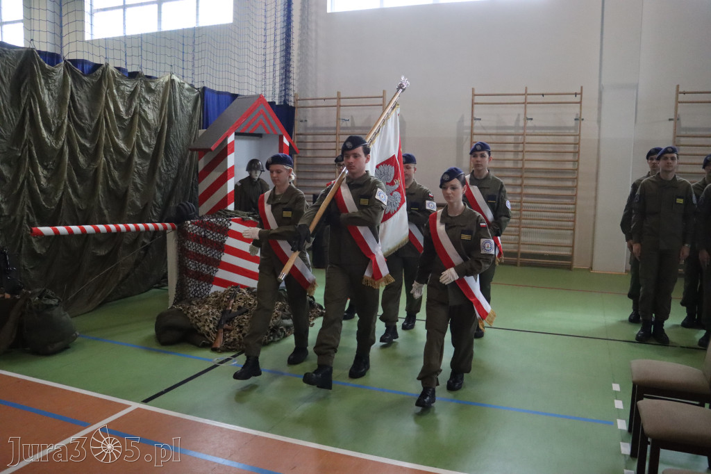 Fotorelacja: Pokaz Musztry Paradnej w wykonaniu uczniów Kwiatkowskiego w Myszkowie