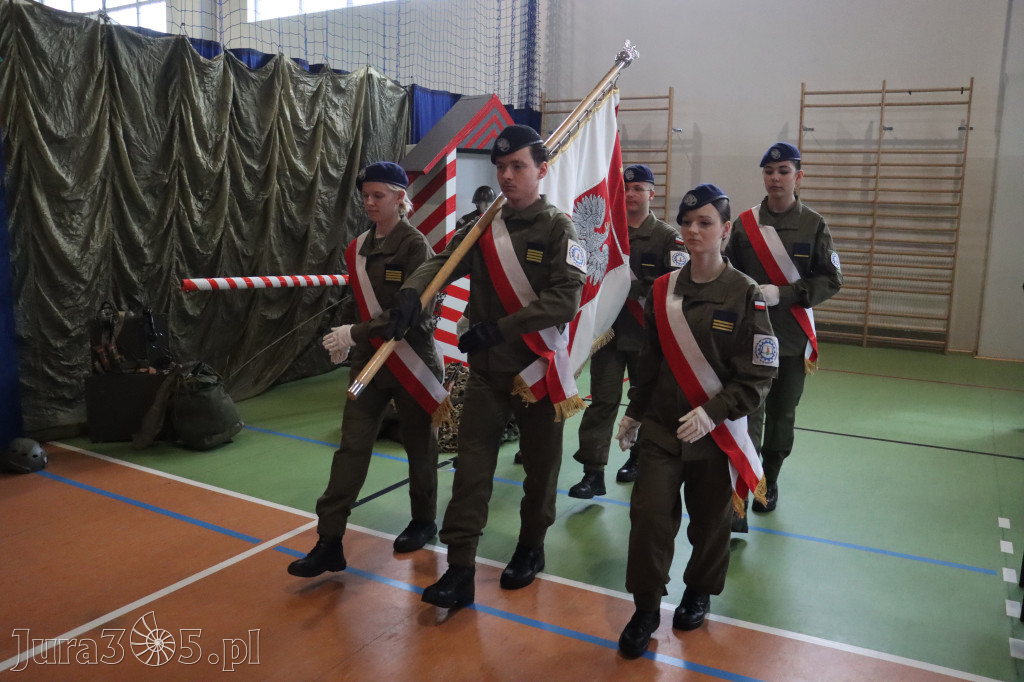 Fotorelacja: Pokaz Musztry Paradnej w wykonaniu uczniów Kwiatkowskiego w Myszkowie