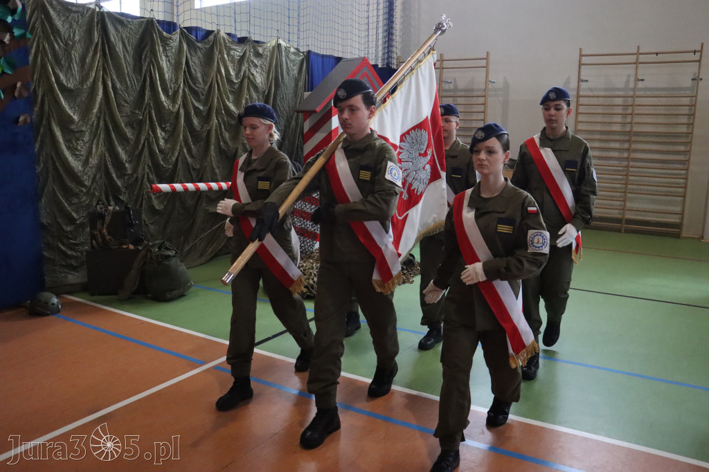 Fotorelacja: Pokaz Musztry Paradnej w wykonaniu uczniów Kwiatkowskiego w Myszkowie