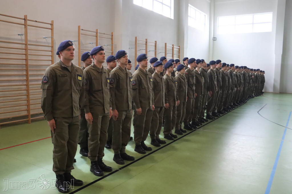 Fotorelacja: Pokaz Musztry Paradnej w wykonaniu uczniów Kwiatkowskiego w Myszkowie