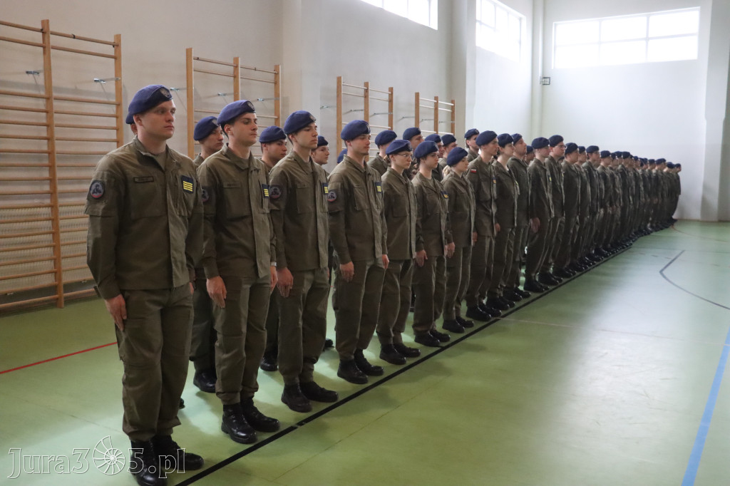 Fotorelacja: Pokaz Musztry Paradnej w wykonaniu uczniów Kwiatkowskiego w Myszkowie