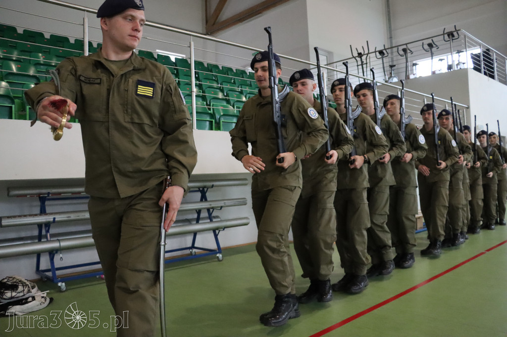 Fotorelacja: Pokaz Musztry Paradnej w wykonaniu uczniów Kwiatkowskiego w Myszkowie