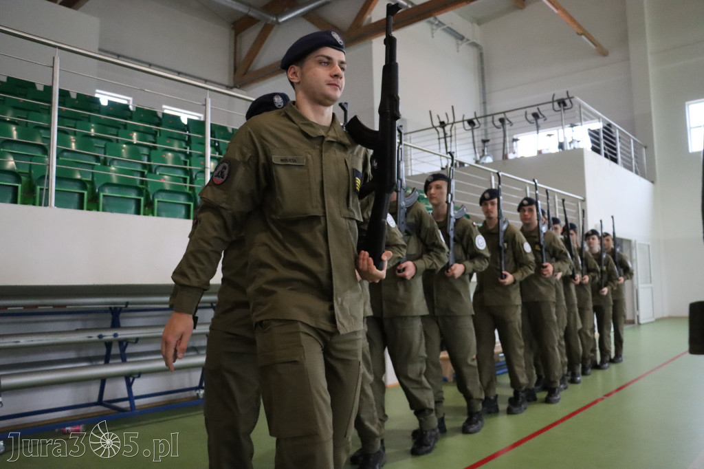 Fotorelacja: Pokaz Musztry Paradnej w wykonaniu uczniów Kwiatkowskiego w Myszkowie