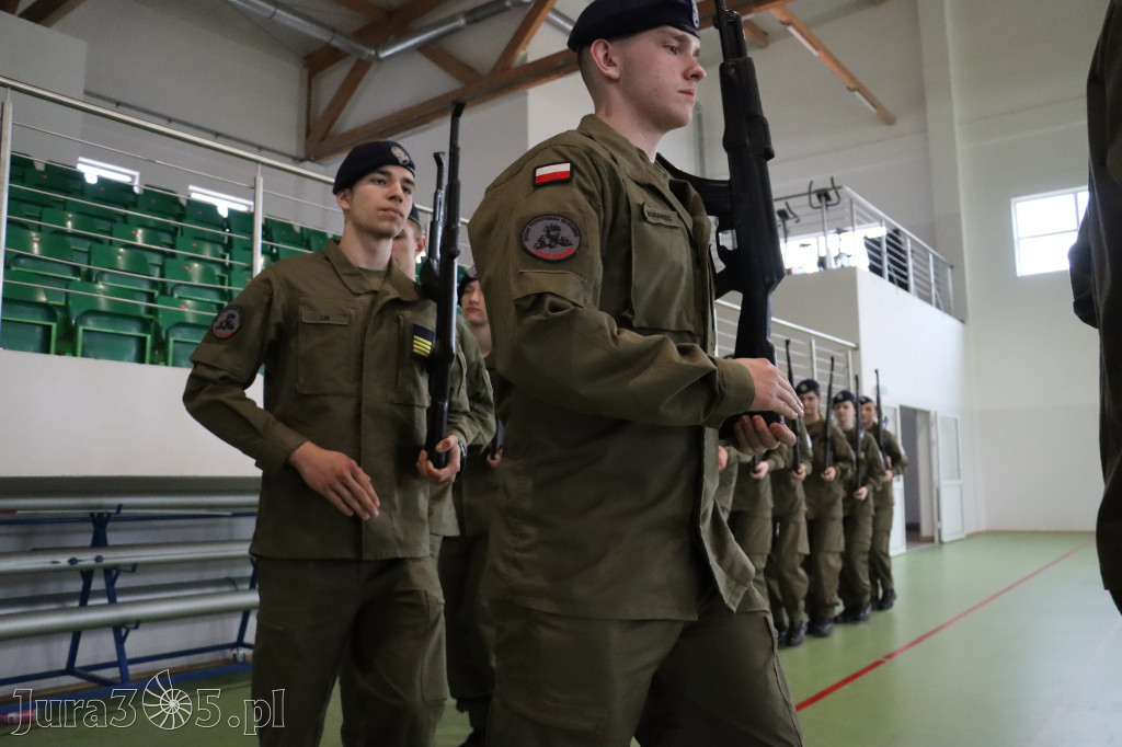 Fotorelacja: Pokaz Musztry Paradnej w wykonaniu uczniów Kwiatkowskiego w Myszkowie