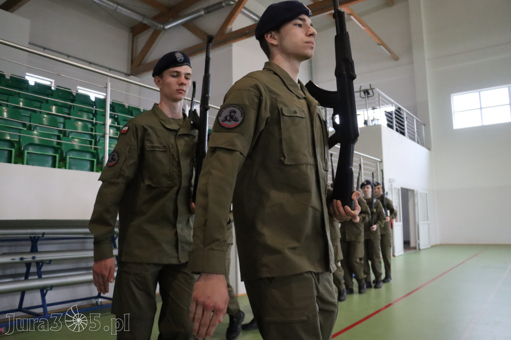 Fotorelacja: Pokaz Musztry Paradnej w wykonaniu uczniów Kwiatkowskiego w Myszkowie