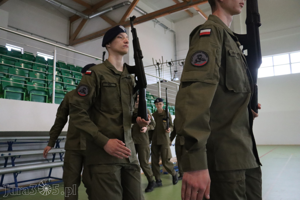 Fotorelacja: Pokaz Musztry Paradnej w wykonaniu uczniów Kwiatkowskiego w Myszkowie