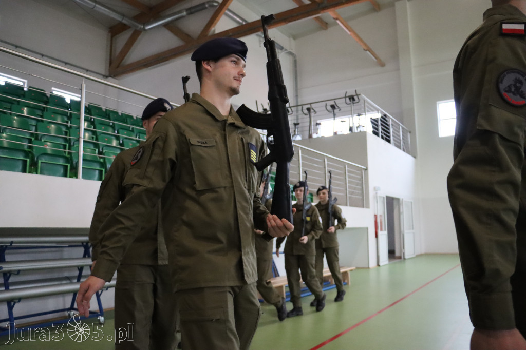 Fotorelacja: Pokaz Musztry Paradnej w wykonaniu uczniów Kwiatkowskiego w Myszkowie
