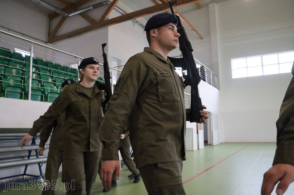 Fotorelacja: Pokaz Musztry Paradnej w wykonaniu uczniów Kwiatkowskiego w Myszkowie