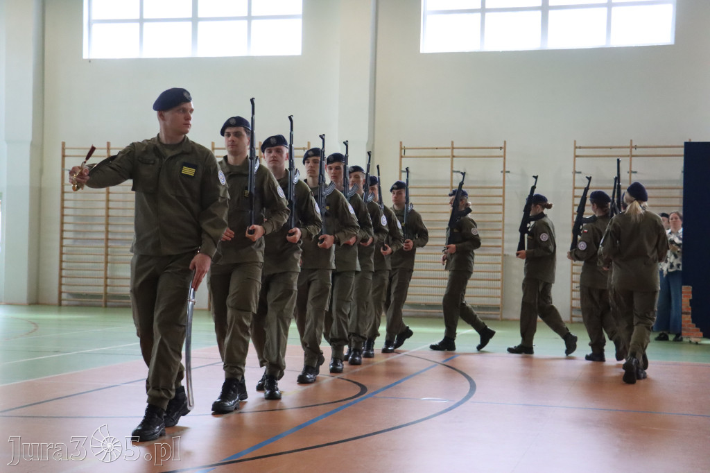 Fotorelacja: Pokaz Musztry Paradnej w wykonaniu uczniów Kwiatkowskiego w Myszkowie