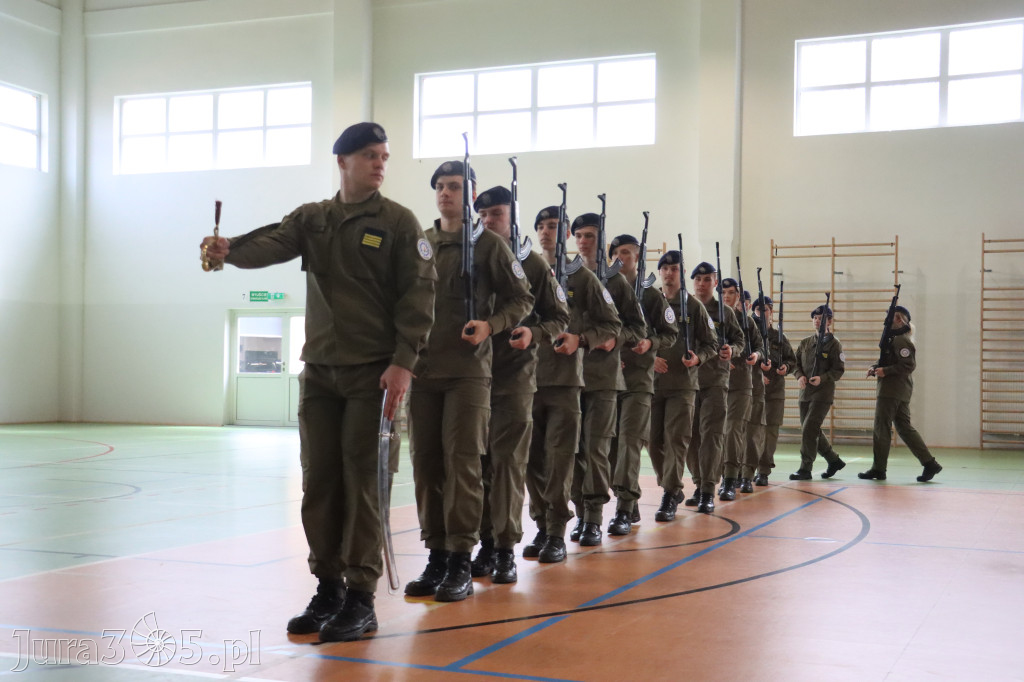 Fotorelacja: Pokaz Musztry Paradnej w wykonaniu uczniów Kwiatkowskiego w Myszkowie