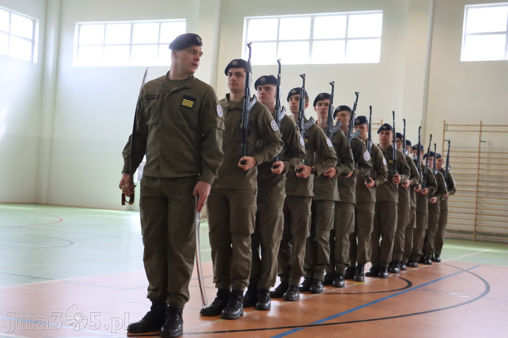 Fotorelacja: Pokaz Musztry Paradnej w wykonaniu uczniów Kwiatkowskiego w Myszkowie