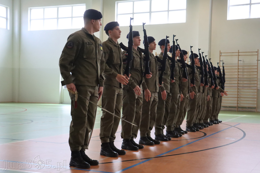 Fotorelacja: Pokaz Musztry Paradnej w wykonaniu uczniów Kwiatkowskiego w Myszkowie