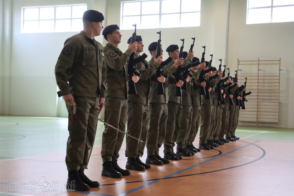 Fotorelacja: Pokaz Musztry Paradnej w wykonaniu uczniów Kwiatkowskiego w Myszkowie
