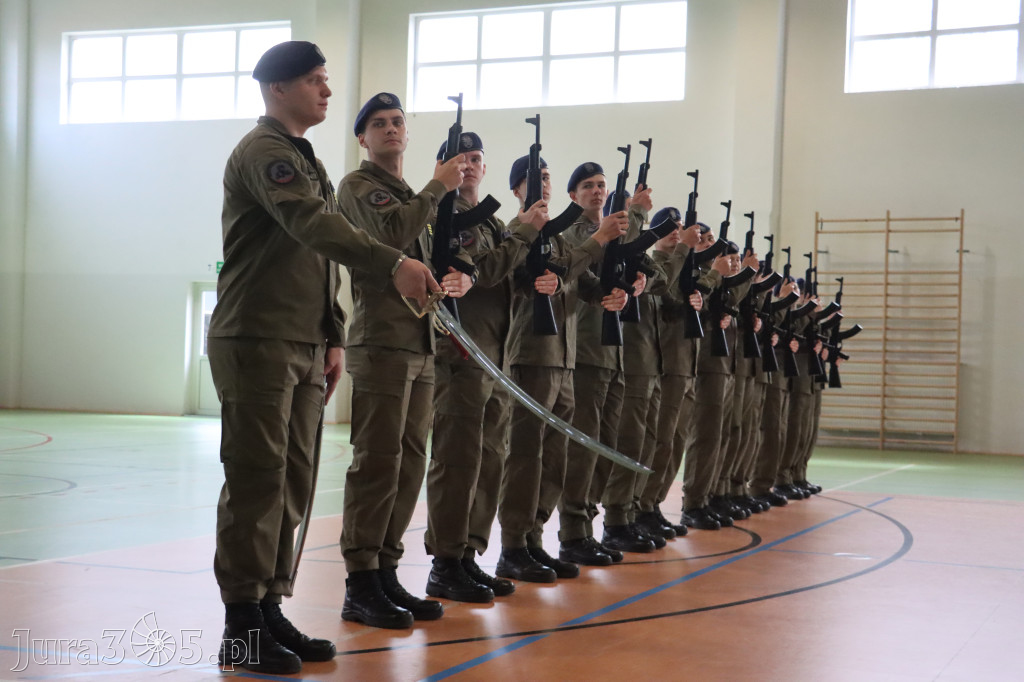 Fotorelacja: Pokaz Musztry Paradnej w wykonaniu uczniów Kwiatkowskiego w Myszkowie