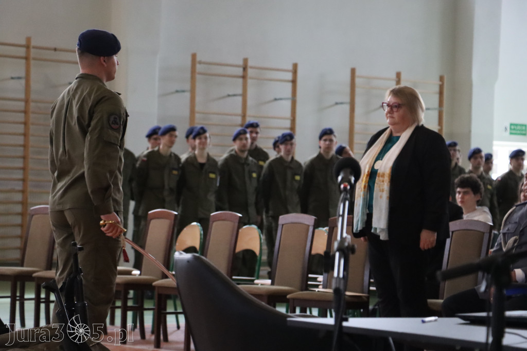 Fotorelacja: Pokaz Musztry Paradnej w wykonaniu uczniów Kwiatkowskiego w Myszkowie