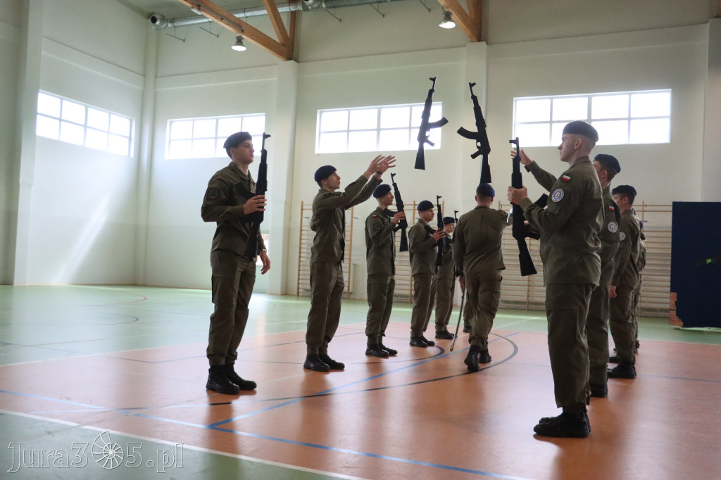 Fotorelacja: Pokaz Musztry Paradnej w wykonaniu uczniów Kwiatkowskiego w Myszkowie