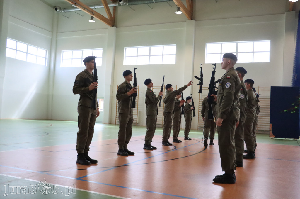 Fotorelacja: Pokaz Musztry Paradnej w wykonaniu uczniów Kwiatkowskiego w Myszkowie