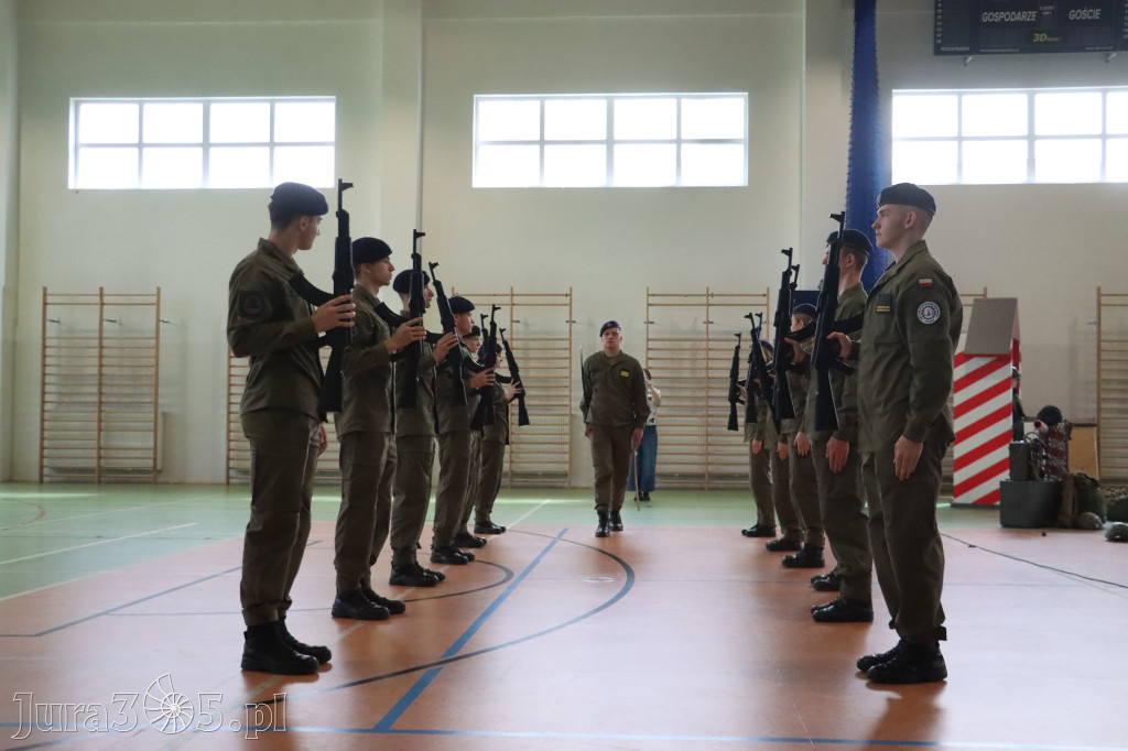 Fotorelacja: Pokaz Musztry Paradnej w wykonaniu uczniów Kwiatkowskiego w Myszkowie