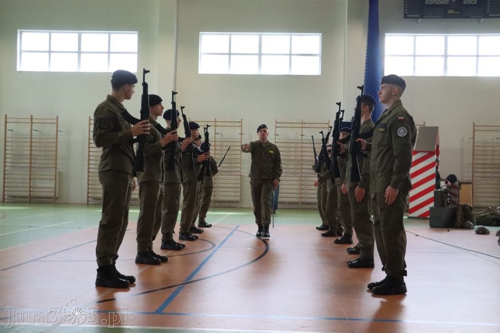 Fotorelacja: Pokaz Musztry Paradnej w wykonaniu uczniów Kwiatkowskiego w Myszkowie