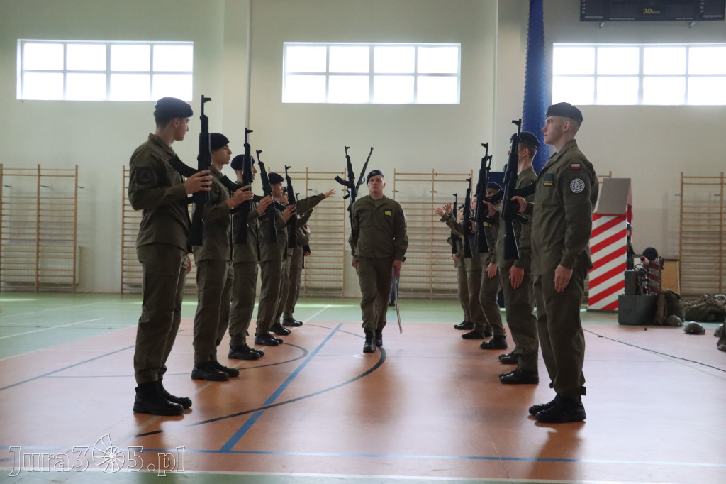 Fotorelacja: Pokaz Musztry Paradnej w wykonaniu uczniów Kwiatkowskiego w Myszkowie