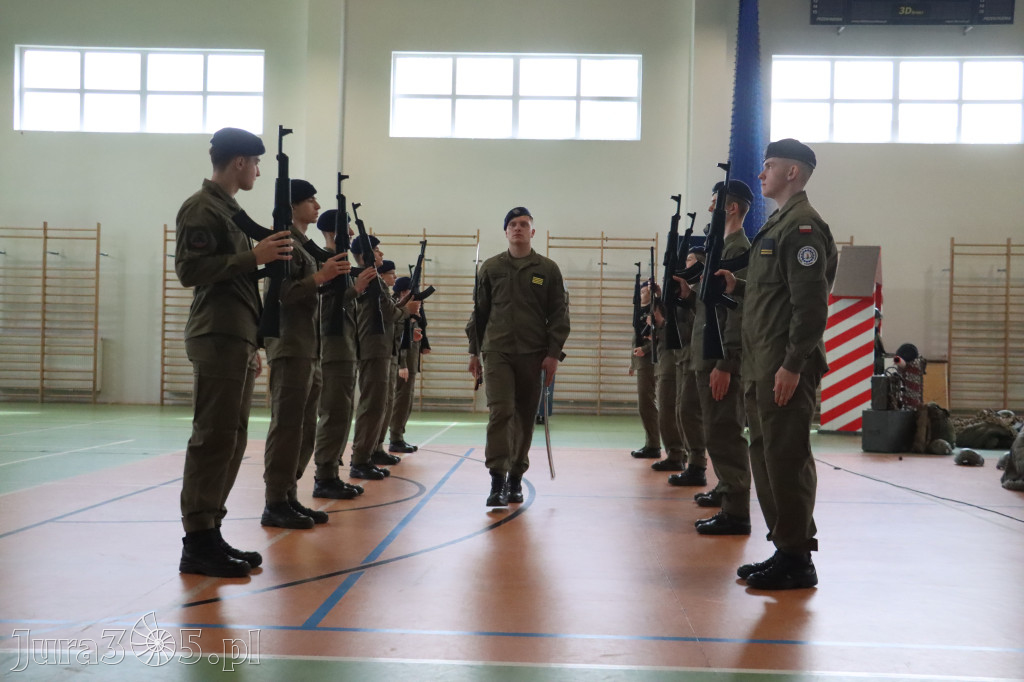 Fotorelacja: Pokaz Musztry Paradnej w wykonaniu uczniów Kwiatkowskiego w Myszkowie
