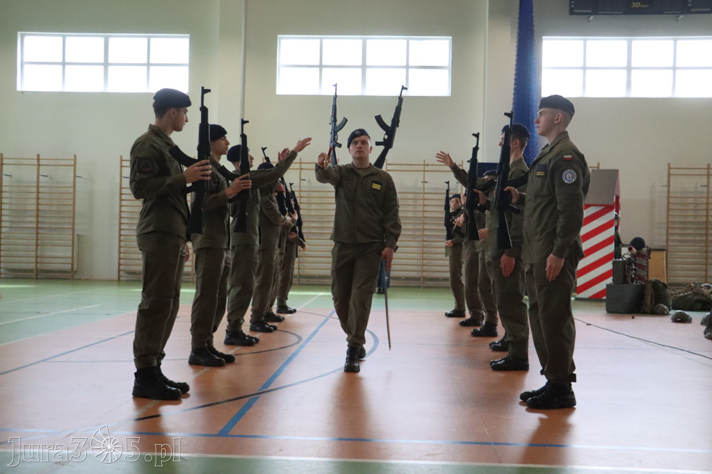 Fotorelacja: Pokaz Musztry Paradnej w wykonaniu uczniów Kwiatkowskiego w Myszkowie