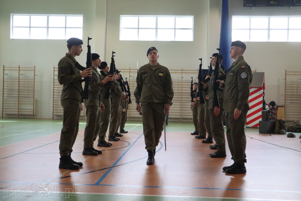 Fotorelacja: Pokaz Musztry Paradnej w wykonaniu uczniów Kwiatkowskiego w Myszkowie