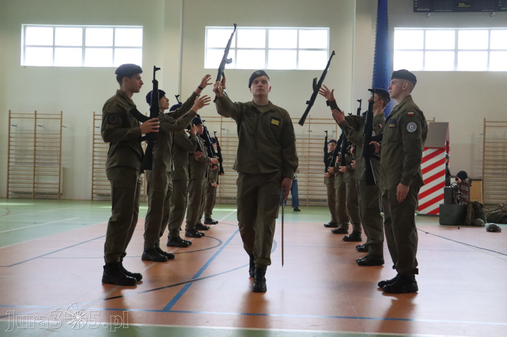 Fotorelacja: Pokaz Musztry Paradnej w wykonaniu uczniów Kwiatkowskiego w Myszkowie