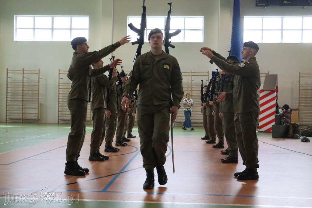 Fotorelacja: Pokaz Musztry Paradnej w wykonaniu uczniów Kwiatkowskiego w Myszkowie