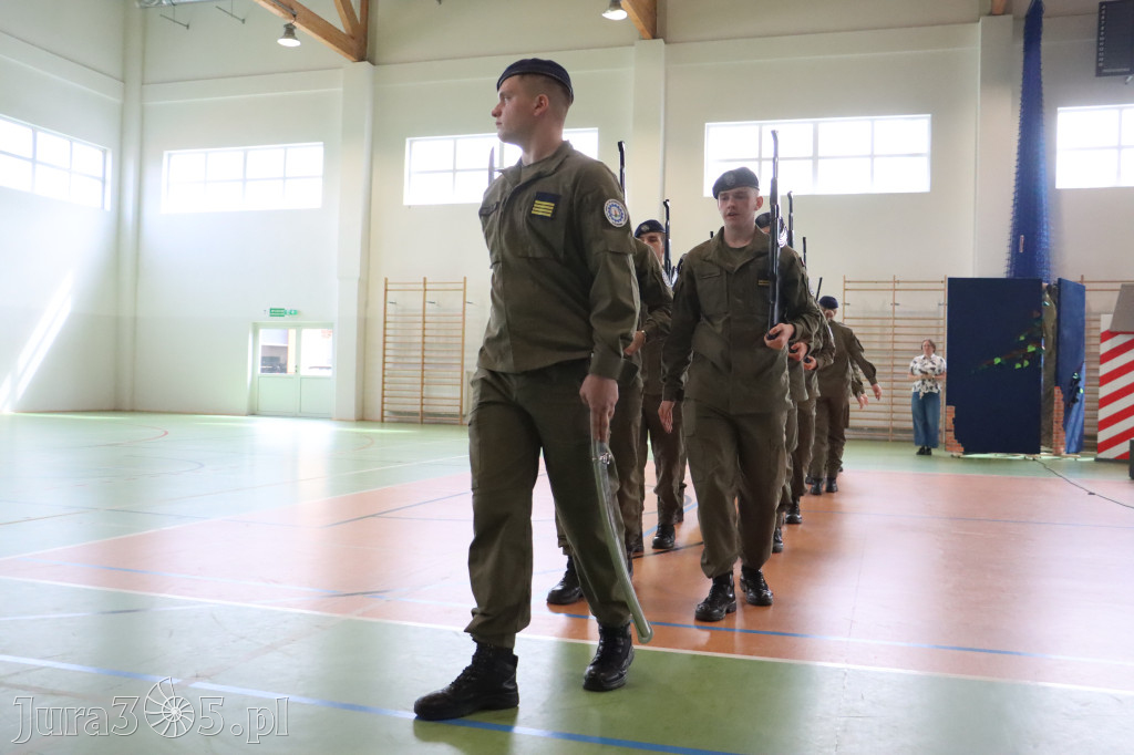 Fotorelacja: Pokaz Musztry Paradnej w wykonaniu uczniów Kwiatkowskiego w Myszkowie