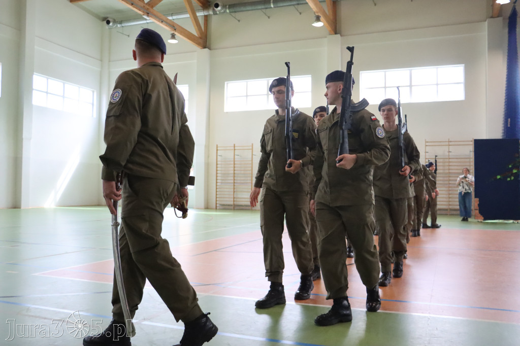 Fotorelacja: Pokaz Musztry Paradnej w wykonaniu uczniów Kwiatkowskiego w Myszkowie