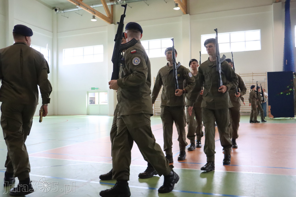 Fotorelacja: Pokaz Musztry Paradnej w wykonaniu uczniów Kwiatkowskiego w Myszkowie