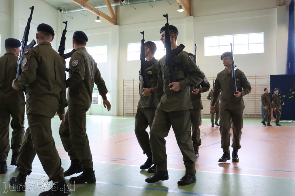 Fotorelacja: Pokaz Musztry Paradnej w wykonaniu uczniów Kwiatkowskiego w Myszkowie