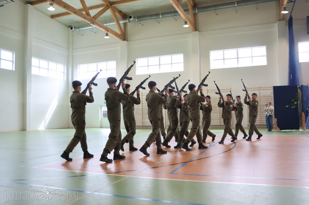 Fotorelacja: Pokaz Musztry Paradnej w wykonaniu uczniów Kwiatkowskiego w Myszkowie