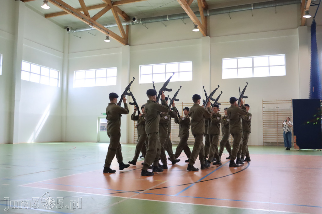 Fotorelacja: Pokaz Musztry Paradnej w wykonaniu uczniów Kwiatkowskiego w Myszkowie