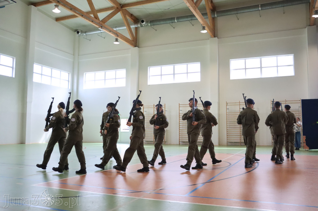 Fotorelacja: Pokaz Musztry Paradnej w wykonaniu uczniów Kwiatkowskiego w Myszkowie